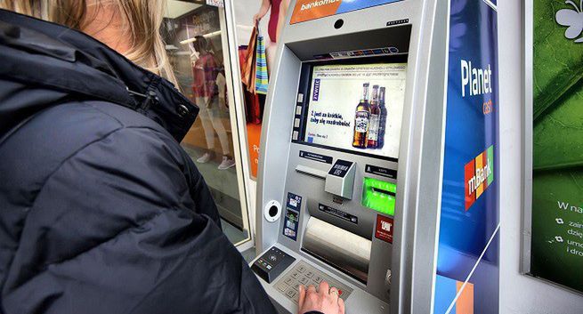 Synergic sprzedaje reklamy na ekranach bankomatów Planet Cash i SKOK