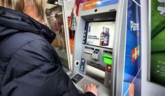 Synergic sprzedaje reklamy na ekranach bankomatów Planet Cash i SKOK