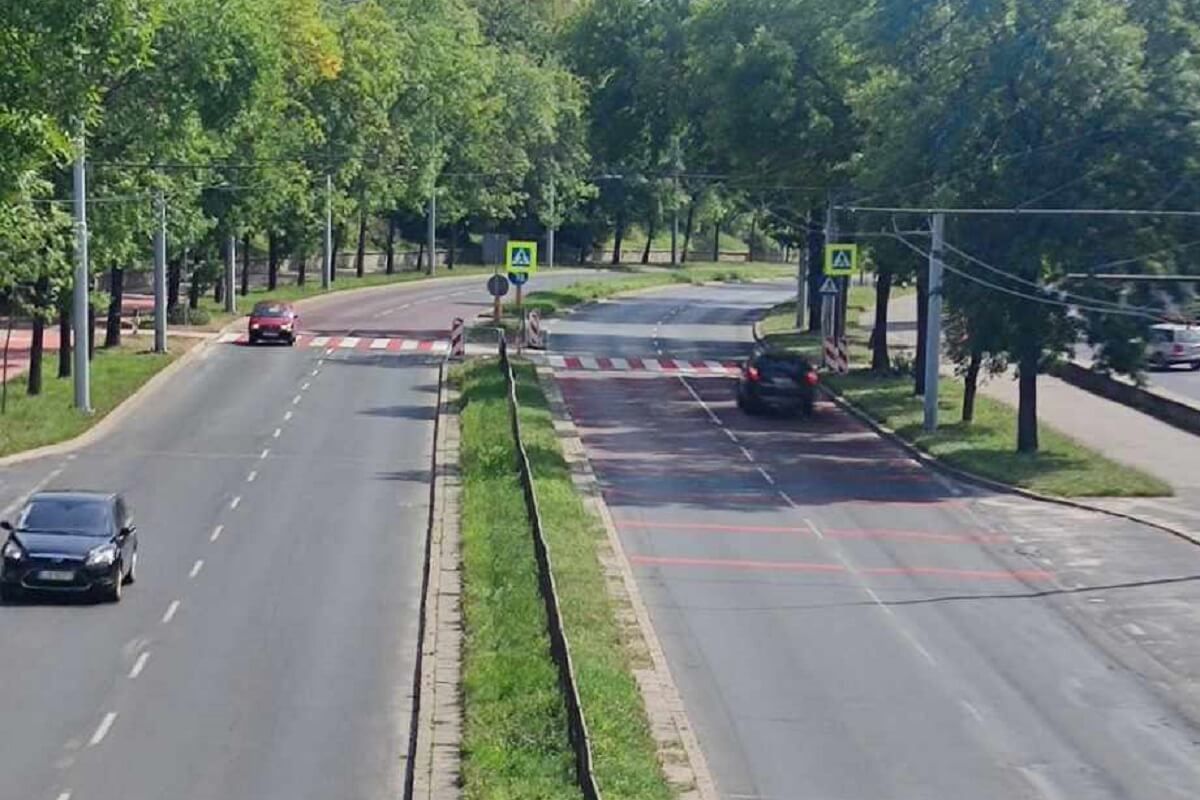 Pasy akustyczne przed przejściem dla pieszych na al. Andersa