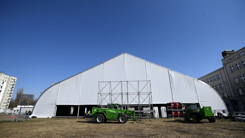  Warszawa, 19.03.2022. Hala budowana przez Wielką Orkiestrę Świątecznej Pomocy na tyłach tyłach Dworca Wschodniego w Warszawie, 19 bm. Powstanie tu kolejny stołeczny punkt pomocy dla uchodźców z Ukrainy. Trwa inwazja Rosji na Ukrainę. (jm) PAP/Marcin Obara