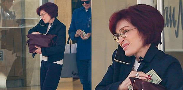 Ultraszczupła 74-letnia Sharon Osbourne opuszcza sklep, gawędząc przez telefon (FOTO)