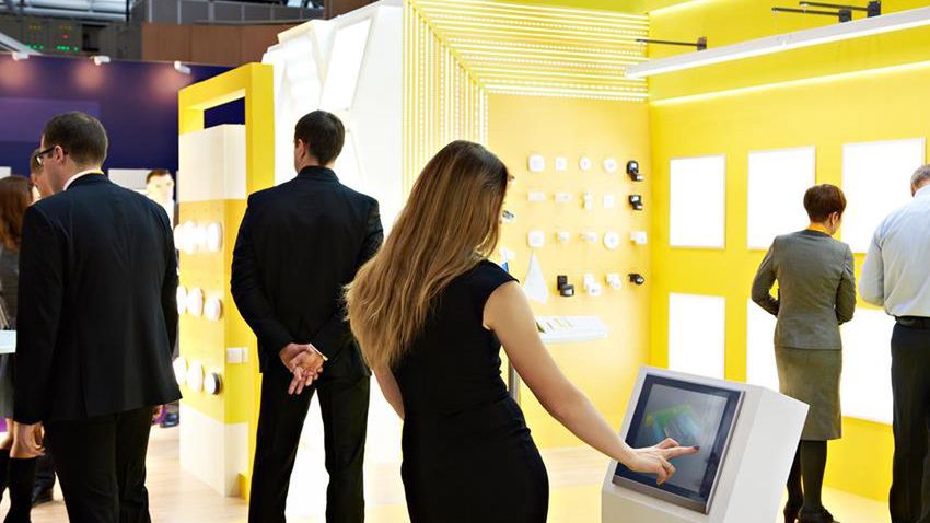 Jak przyciągnąć uwagę klienta na eventach branżowych?