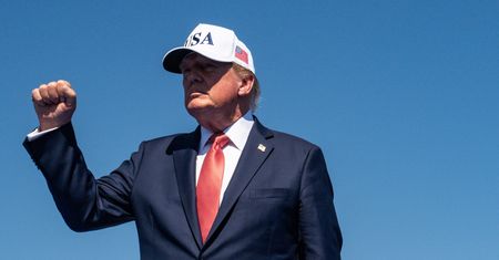 Trump miał dać po 45 tys. dolarów trzem pracownicom Białego Domu. Naruszenie prawa?