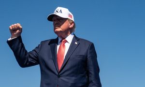 Trump miał dać po 45 tys. dolarów trzem pracownicom Białego Domu. Naruszenie prawa?