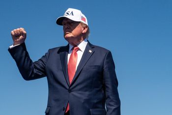 Trump miał dać po 45 tys. dolarów trzem pracownicom Białego Domu. Naruszenie prawa?