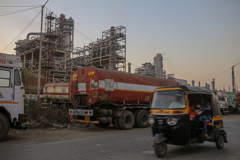 Indyjskie rafinerie kupują rosyjską ropę. Płacą dirhamami emirackimi
