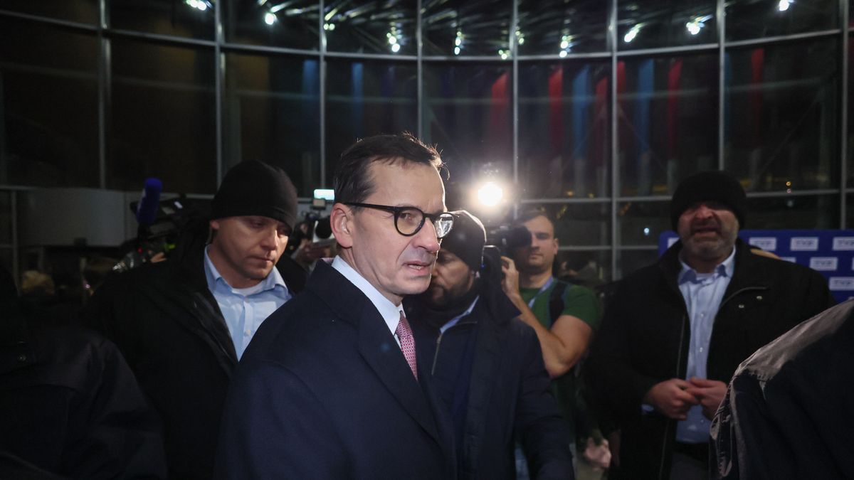 Warszawa, 20.12.2023. Były premier Mateusz Morawiecki (C) w budynku TVP przy ulicy Woronicza w Warszawie, 20 bm. Obecność protestujących oraz polityków PiS w siedzibie TVP ma związek z decyzją szefa MKiDN, który odwołał 19 grudnia br. dotychczasowych prezesów Zarządów Telewizji Polskiej, Polskiego Radia i Polskiej Agencji Prasowej i Rady Nadzorcze Spółek. (ad) PAP/Leszek Szymański