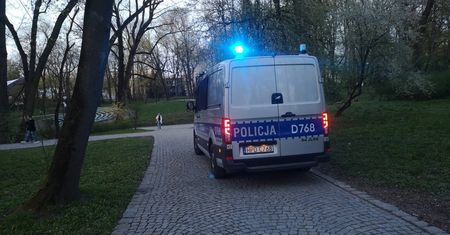 Policja kontynuuje kontrole w Ogrodzie Saskim. Młodzież pod lupą po incydentach zakłócania porządku i znalezieniu narkotyków