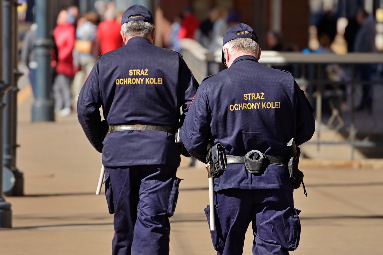 Toruń: Obrzucali kamienicami przejeżdżające pociągi. Zostali zatrzymani przez SOK-istów