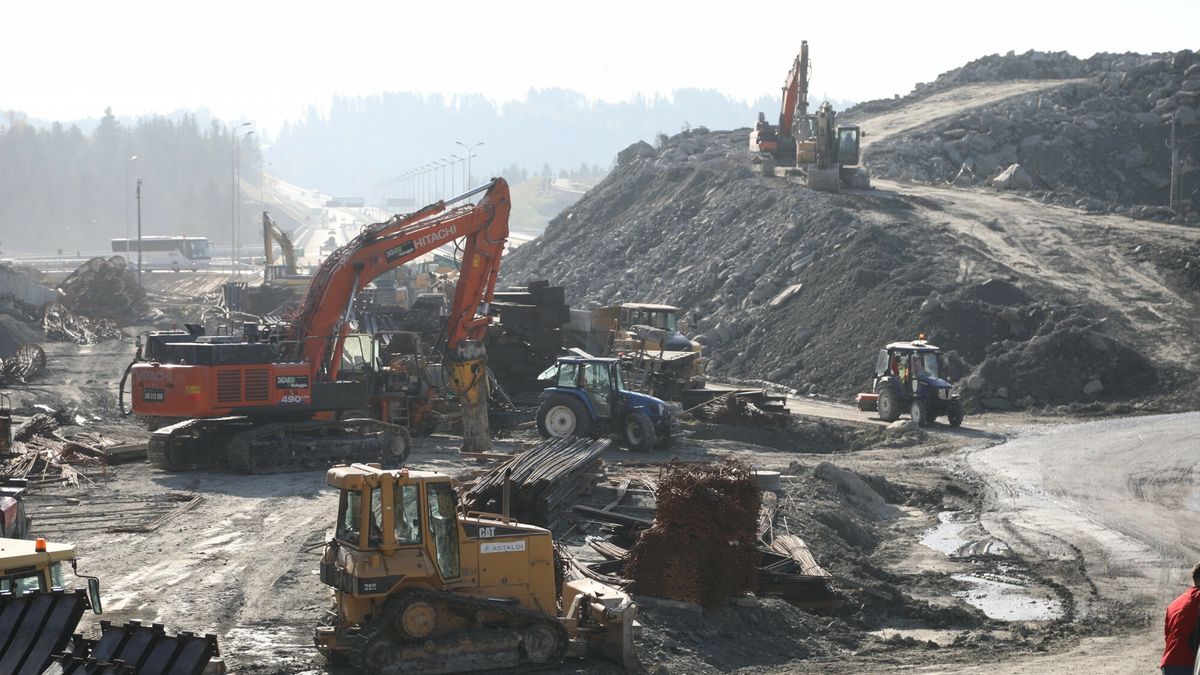 Przebicie na wylot tunelu na Nowej ZakopianceFot. Jan Graczynski/East News, Skomielna Biala, 23.10.2019. Przebicie prawego tunelu drazonego w gorze Lubon Maly na Nowej Zakopiance.Jan Graczy?ski