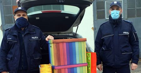 Śląsk. Dziewczynki nie znalazły prezentów pod choinką. Policjanci z Żor uruchomili lawinę pomocy