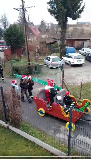 Ptaszków: Wspólne ubieranie choinki i przyjazd Świętego Mikołaja