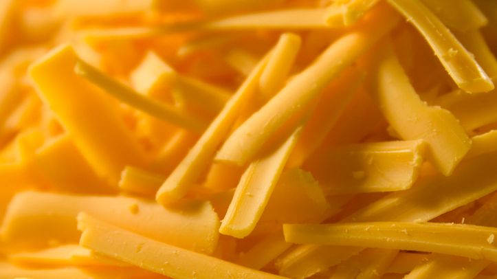 Jedzenie żółtego sera każdego dnia. Jakie są potencjalne zagrożenia dla zdrowia?