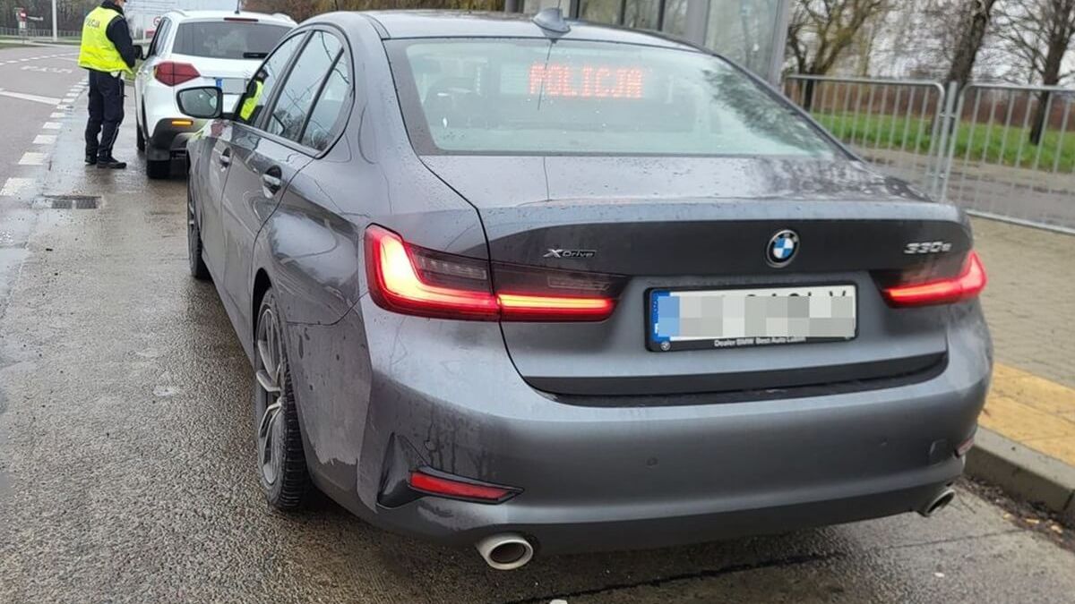 Policyjny radiowóz BMW w trakcie kontroli