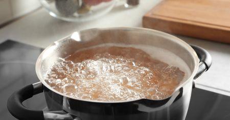 Weź folię aluminiową i włóż do garnka z wodą. To znacznie ułatwi ci przygotowania do świąt