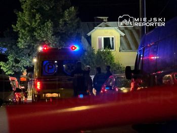 Nocna akcja kontrterrorystów. Mężczyzna z maczetą gonił policjantów, następnie podpalił dom i się w nim zabarykadował. Negocjacje trwały kilka godzin