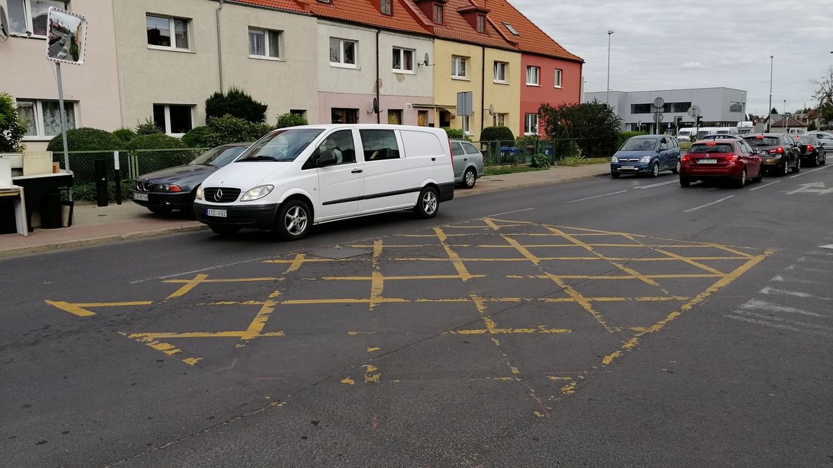 Eksperymentalne oznakowanie w Szczecinie już jest ledwo widoczne (fot. Czytelnik)