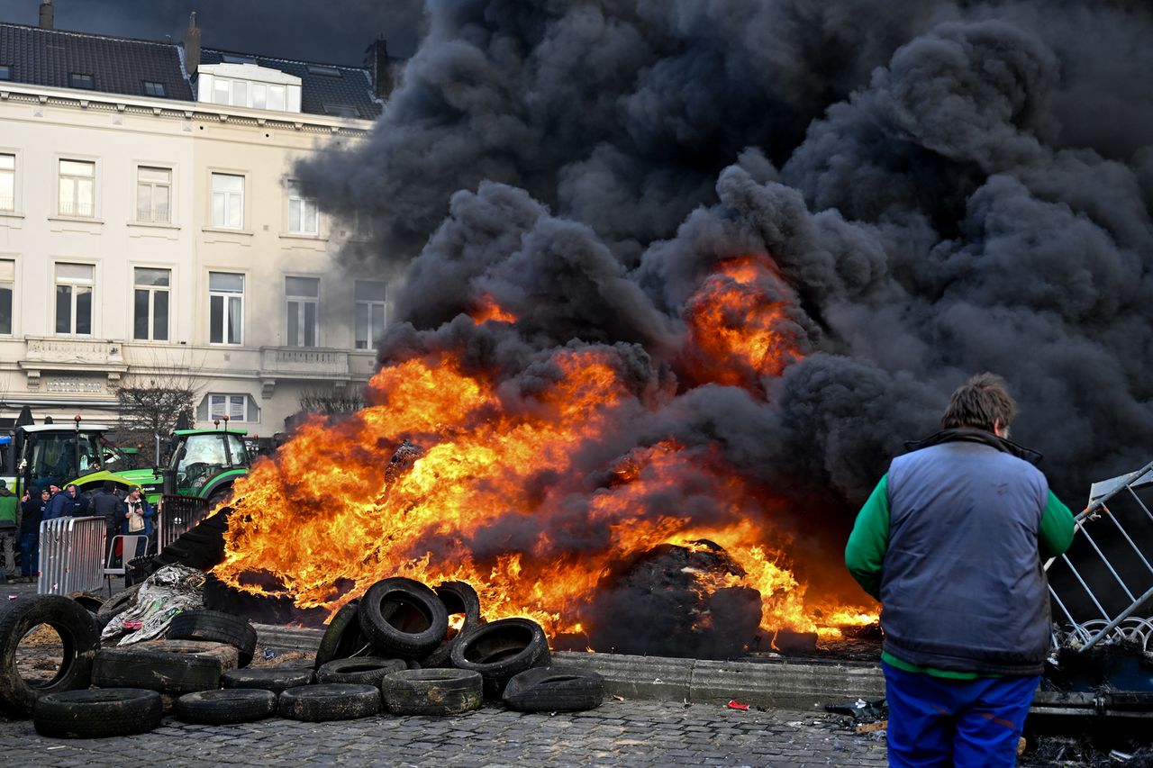 Ogromne protesty w Brukseli. Rolnicy palą opony przed Parlamentem