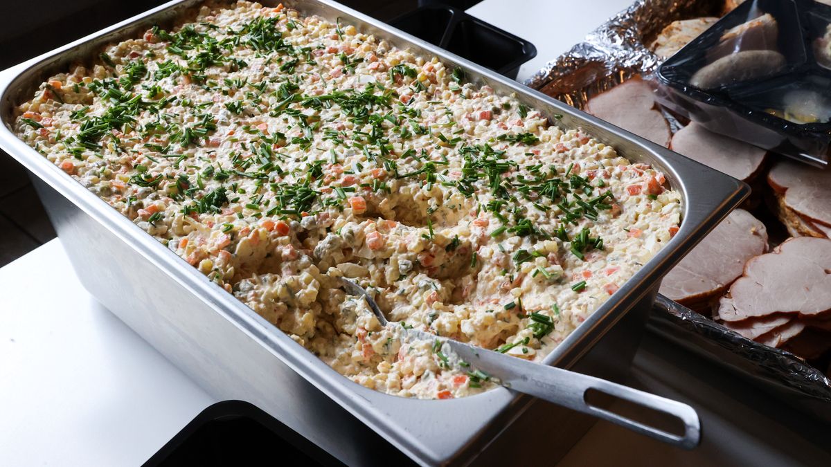 Łódź, 28.03.2024. Przygotowywanie świątecznych potraw w Centrum Służby Rodzinie na Broniewskiego w Łodzi, 28 bm. Potrawy zostaną zaserwowane podczas śniadania dla osób potrzebujących, które organizuje miasto w Hali Expo w Niedzielę Wielkanocną. (amb) PAP/Marian Zubrzycki