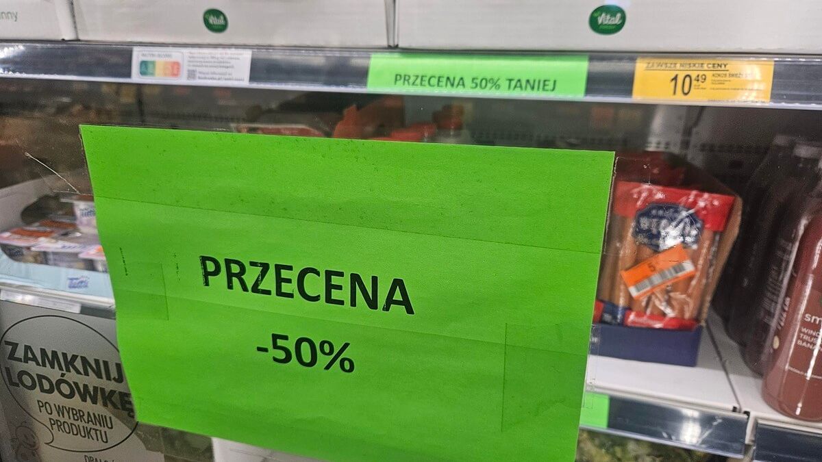 Przecenione o 50 proc. produkty z krótkim terminem ważności w Biedronce