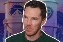 Benedict Cumberbatch na tle logotypów Paramount i Warner Bros.