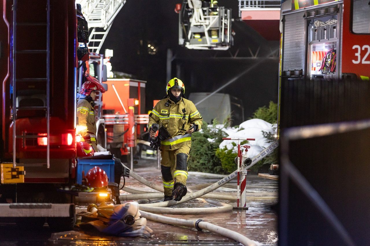 Olsztyn: Pożar hotelu nad jeziorem Ukiel. Strażacy ewakuowali gości w środku nocy