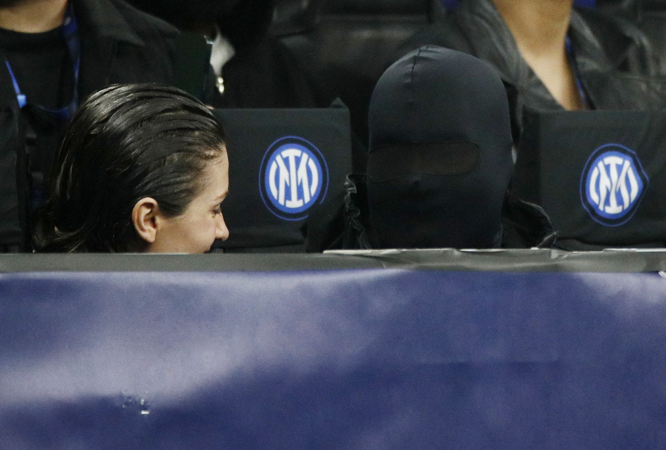 Zamaskowany Kanye West poszedł z żoną na mecz