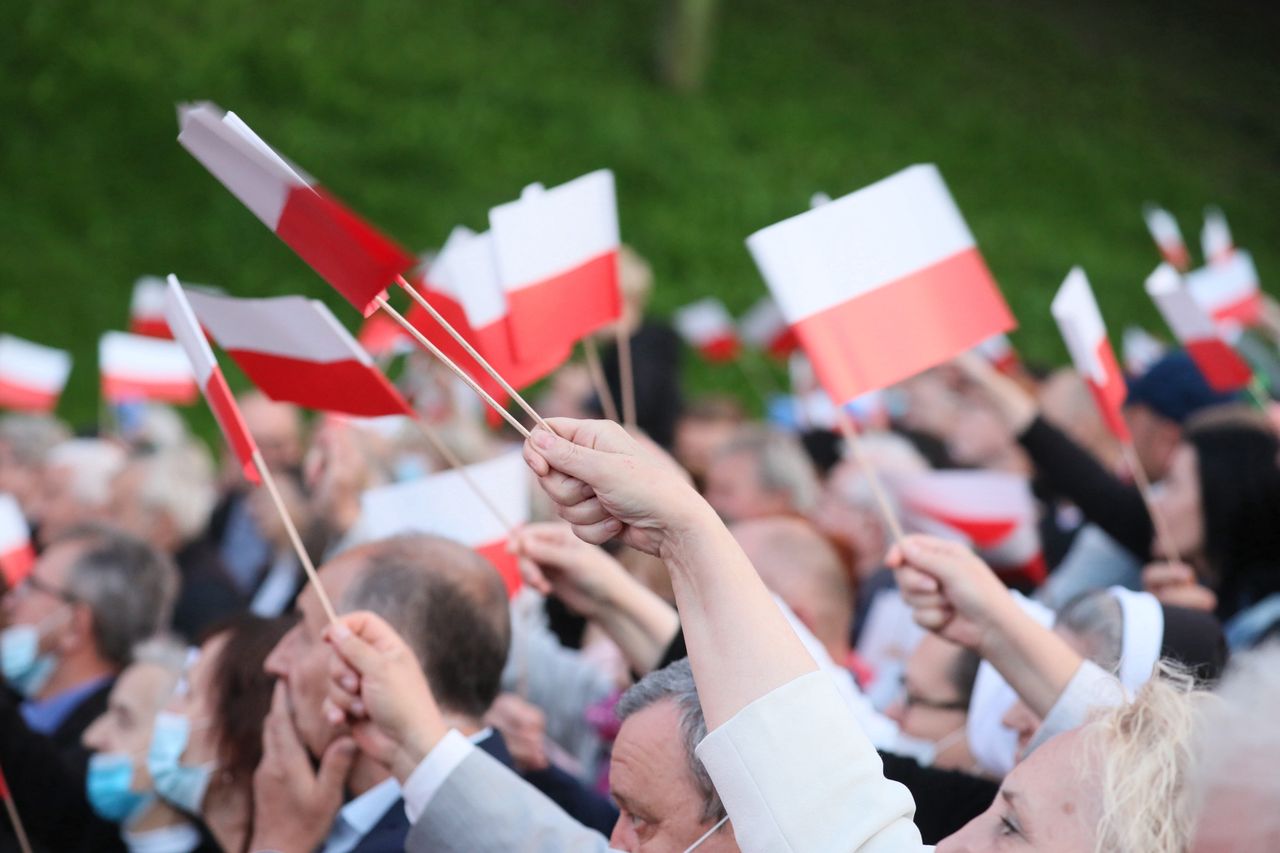 Wyniki wyborów prezydenckich 2020. Sondaż exit poll od IPSOS. Komisje liczą głosy (sko) PAP/Leszek Szymański