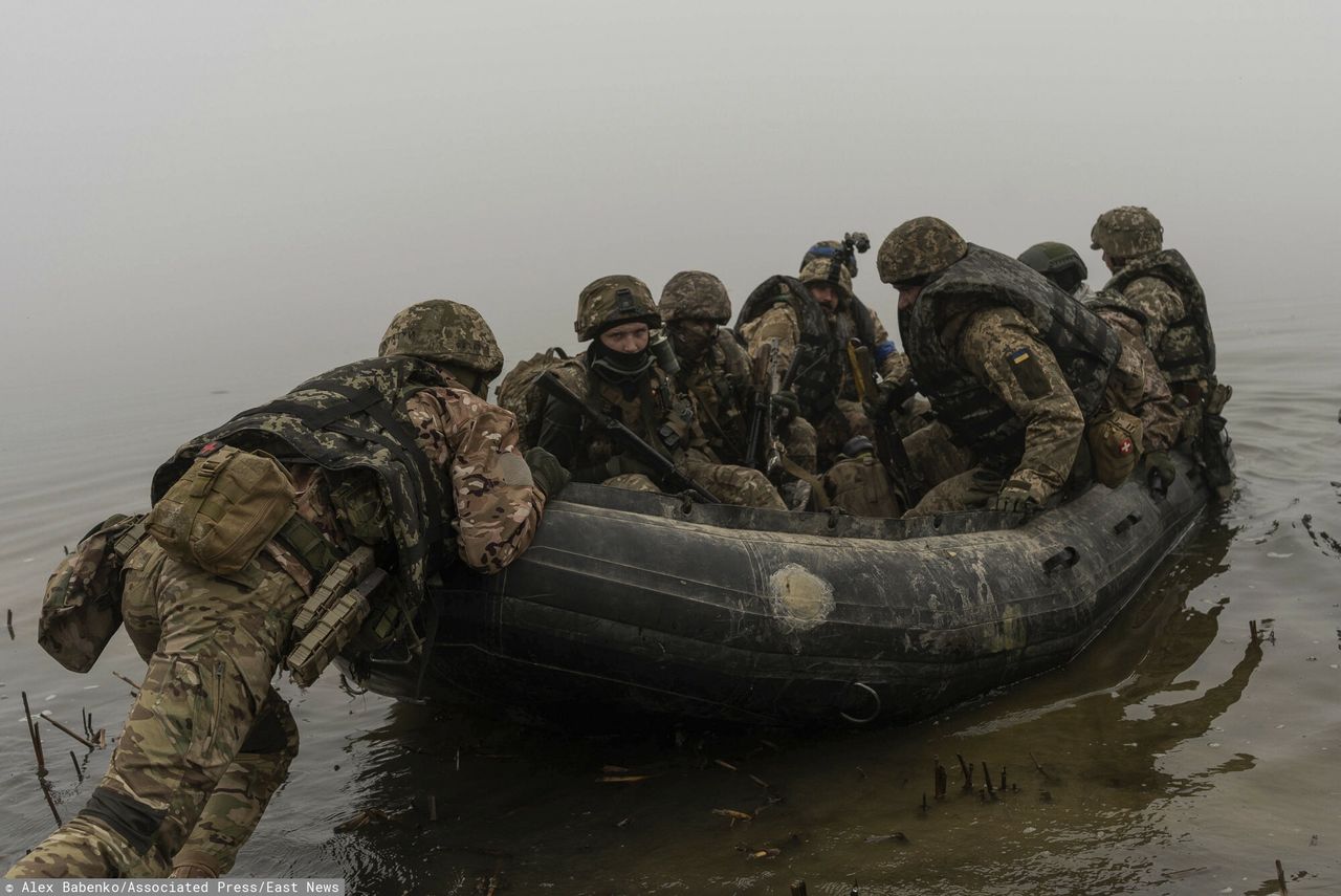 Ukraińscy żołnierze piechoty morskiej nad Dnieprem
