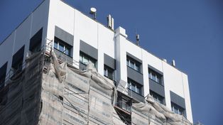 Rzeszów: Wieżowiec przy ul. Geodetów powoli odsłania nową twarz