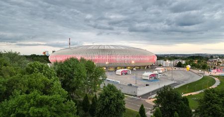 Klimatyczny zegar rozświetlił Kraków. Nowa instalacja przypomina o stanie powietrza