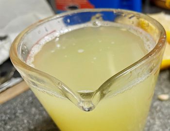 Pijasz rano wodę z cytryną? Lekarz wyjaśnia, jak działa na organizm