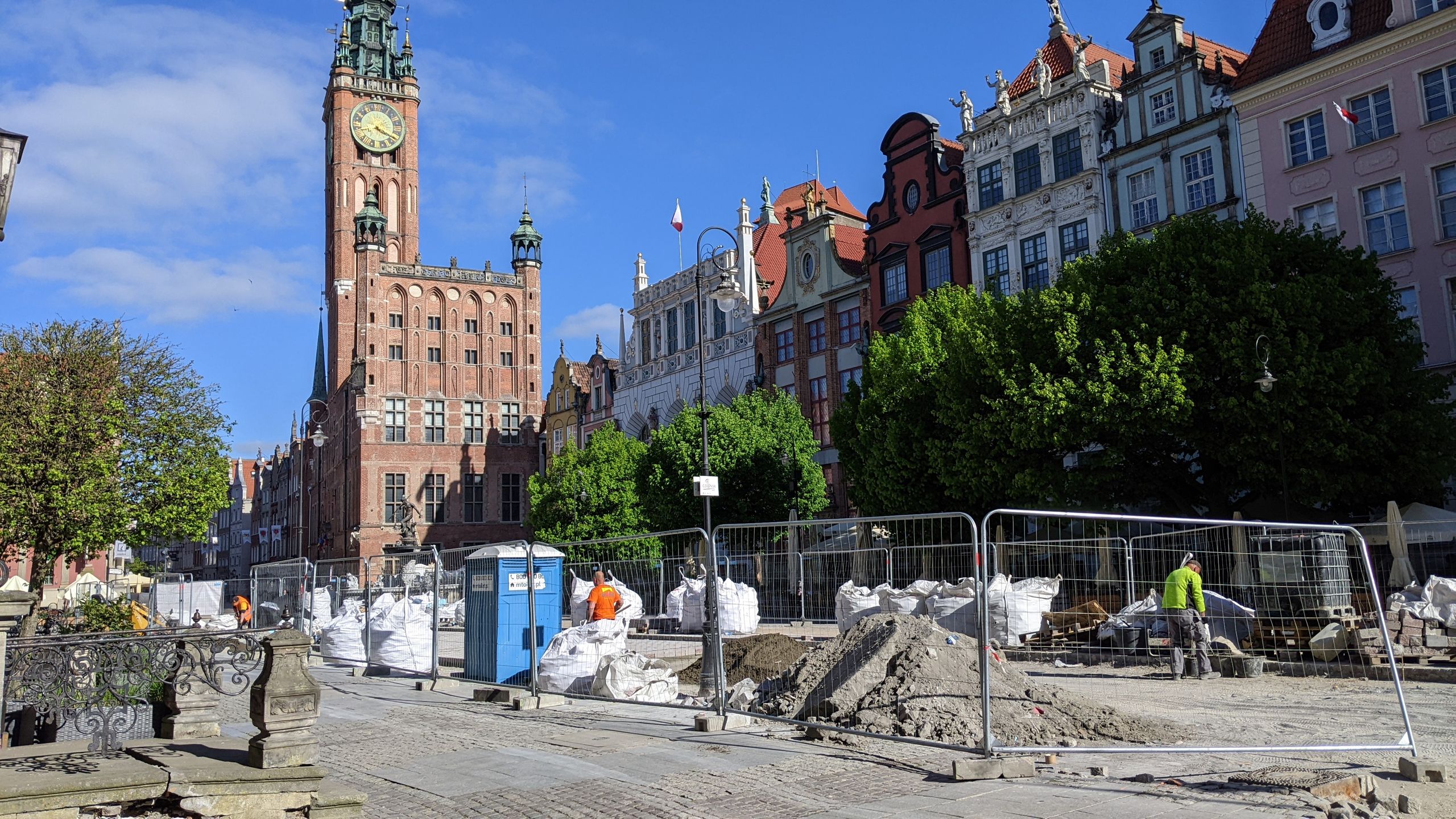 Zdjęcie z ratuszem w tle? Tak, ale również z ogrodzeniem 