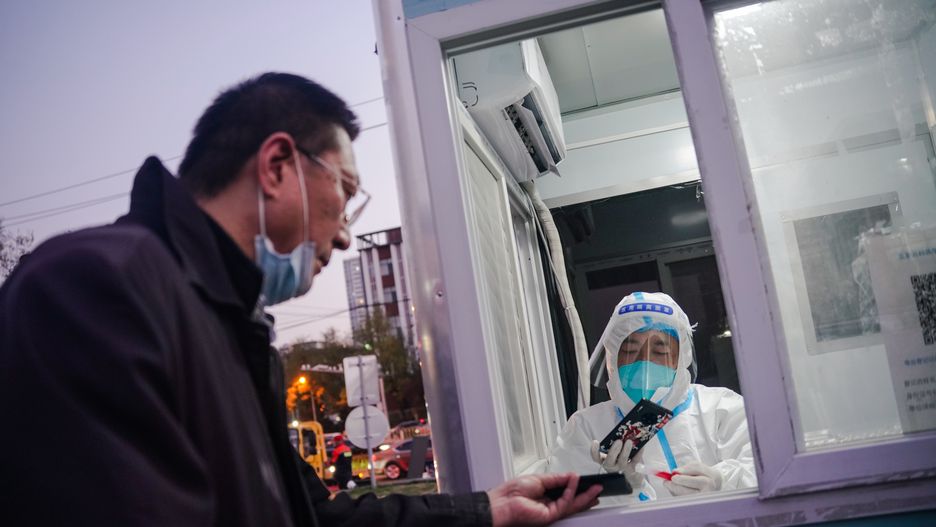 Beijing enforces tighter Covid-19 curbs as infections rise
epa10305091 A health worker scans the ID of a man before performing a COVID-19 test in Chaoyang district in Beijing, China, 14 November 2022. According to the National Health Commission report on 14 November, little over 70 new locally transmitted COVID-19 cases were detected in Chaoyang district in Beijing, local government enforces tighter Covid-19 curbs, people now need a negative PCR test result taken within 24 hours to enter public venue like restaurant and shopping mall.  EPA/WU HAO 
Dostawca: PAP/EPA.
WU HAO