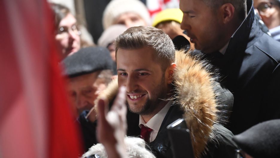 Pracownik mediów rządowych Miłosz Kłeczek wciąż pojawia się w TVP