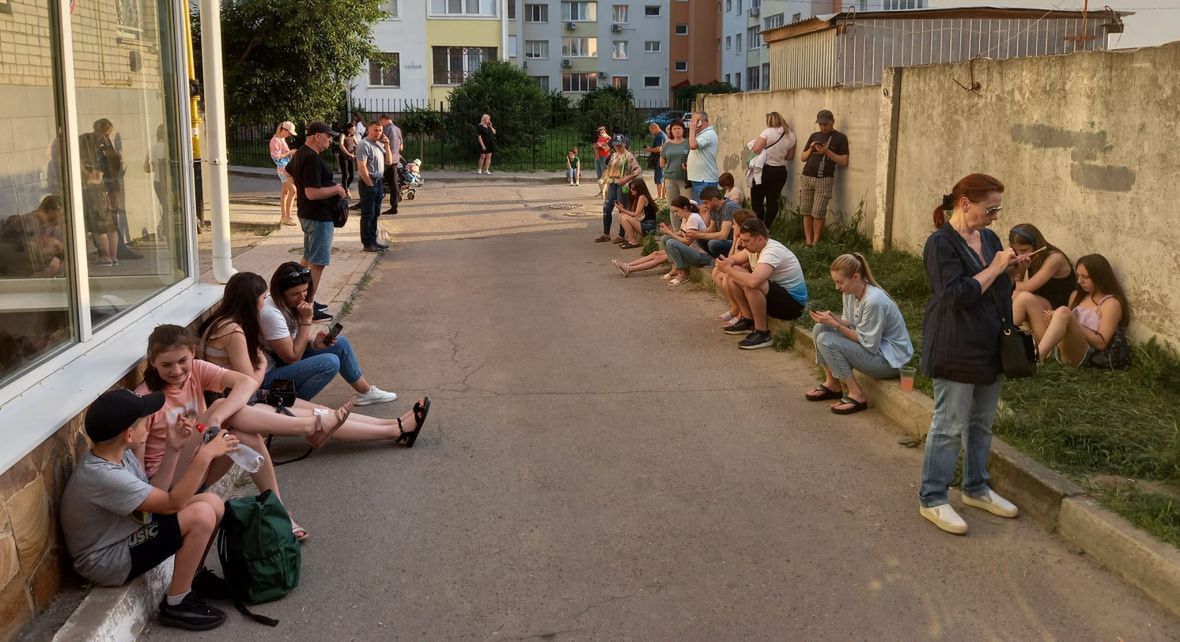
Mieszkańcy Chersonia korzystają z Internetu przy prowizorycznym hotspocie
