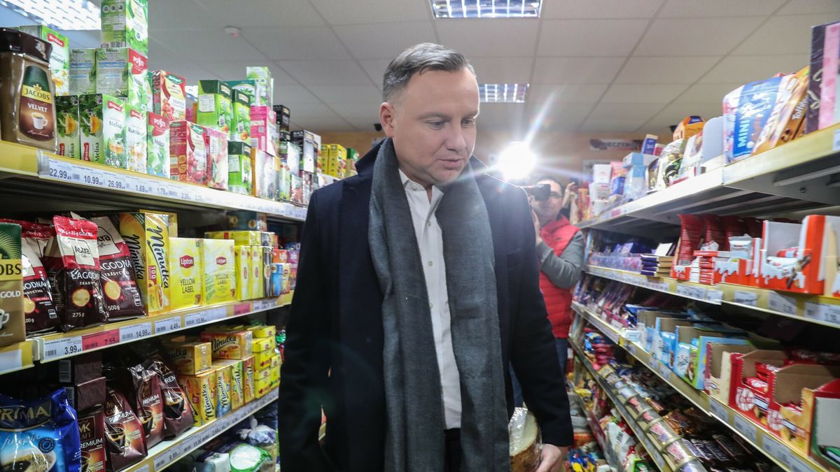 Andrzej Duda w kampaniach prezydenckich robiły zakupy, pokazując ceny w Polsce. Dziennikarze powiedzieli: "sprawdzam!"