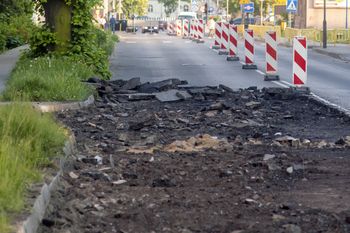 Głogów: Totalna demolka na ul. Sikorskiego. Zerwano starą nawierzchnię