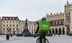 Uber zwalnia w biurze w Krakowie. "Bardziej opłacało się zwieźć tu Hindusów"