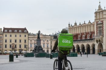 Uber zwalnia w biurze w Krakowie. "Bardziej opłacało się zwieźć tu Hindusów"