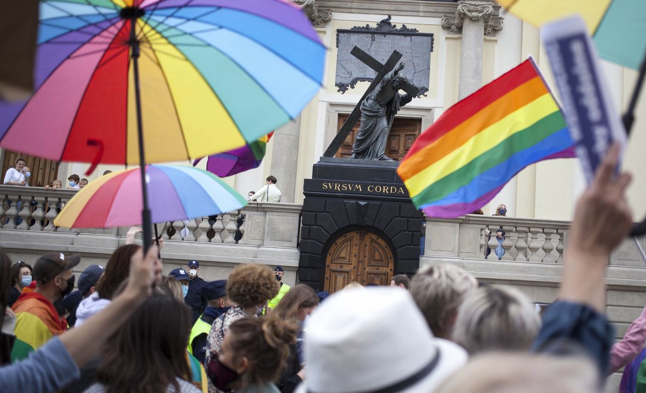 Dwa plemiona Polaków. Dzielą je nawet symbole