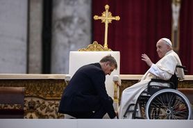 Papież Franciszek ma poważne problemy zdrowotne? Podczas mszy poruszał się na wózku
