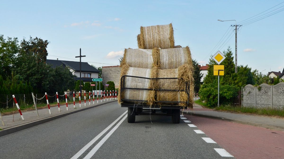 Bez świateł i kompletnie bez widoczności do tyłu. Na takie maszyny trzeba uważać w czasie żniw