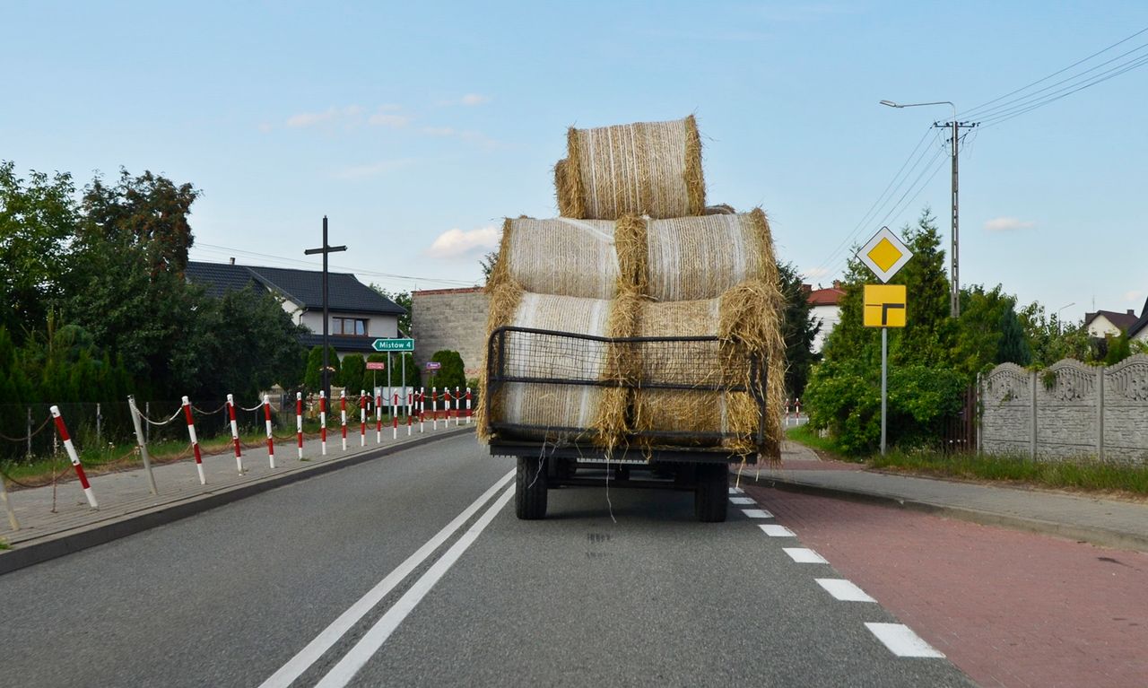 Czy można wyprzedzać traktor na podwójnej ciągłej? Tak, ale jest jeden warunek