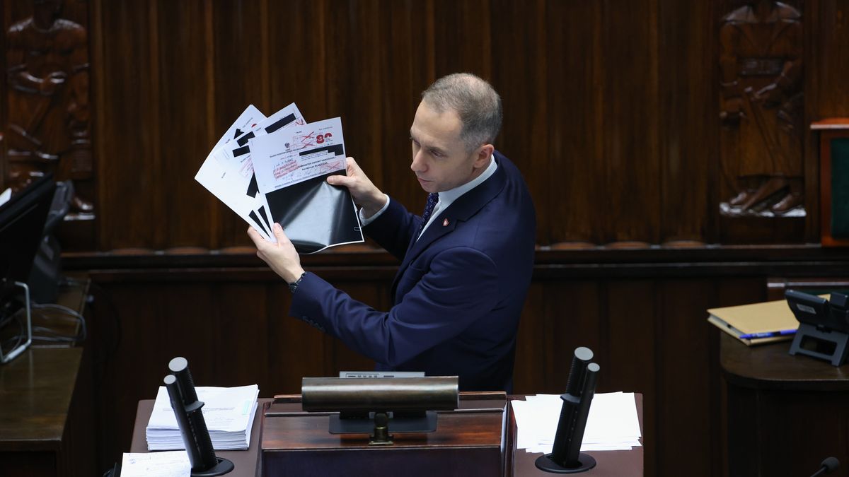 Warszawa, 08.11.2024. Wiceminister obrony narodowej Cezary Tomczyk przemawia na sali obrad w Sejmie w Warszawie, 8 bm. Posłowie wysłuchali informacji ministra obrony narodowej na temat raportu opublikowanego przez Zespół ds. oceny funkcjonowania podkomisji smoleńskiej. (aldg) PAP/Leszek Szymański