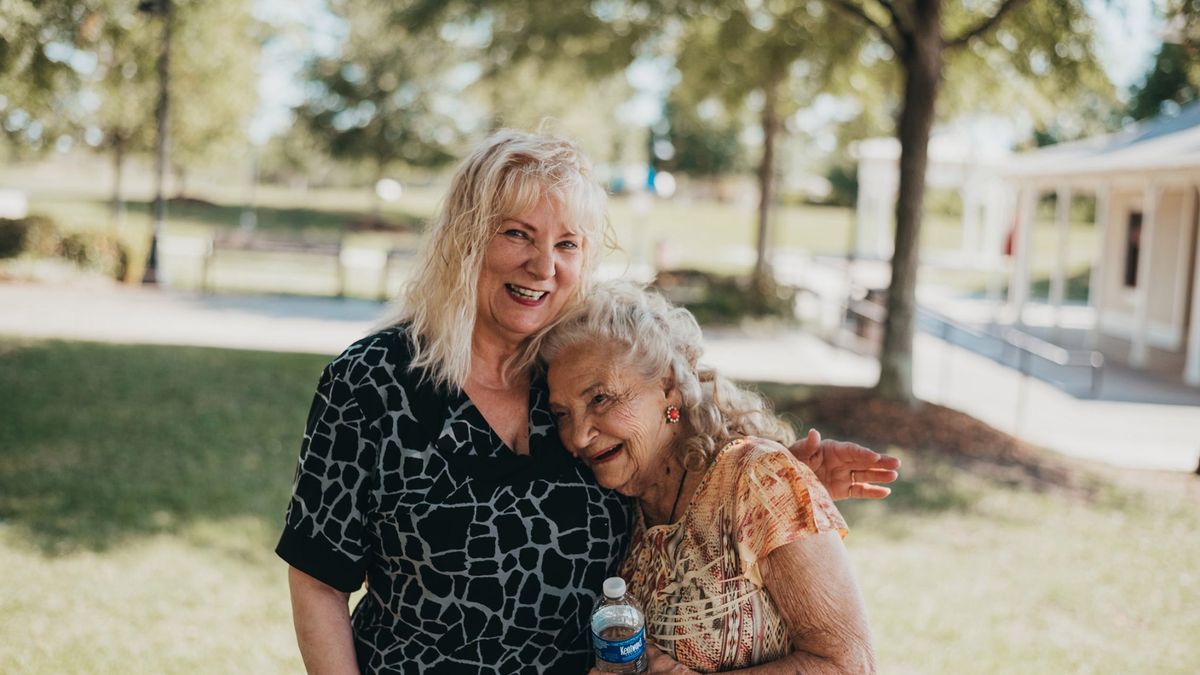 90-latka pierwszy raz w życiu zobaczyła swoją córkę. Zobacz poruszającą sesję 1