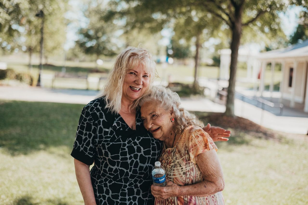 90-latka pierwszy raz w życiu zobaczyła swoją córkę. Zobacz poruszającą sesję