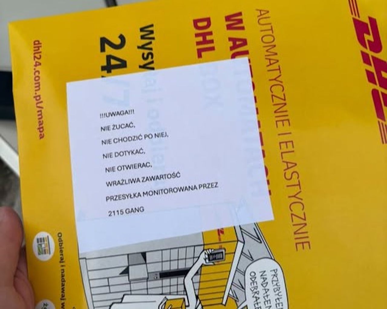 Kurier oniemiał, gdy zobaczył tę paczkę. "Przesyłka monitorowana"