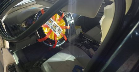 Wypadek na drodze 434 pod Poznaniem. Jedna osoba ranna, strażacy i ratownicy medyczni na miejscu
