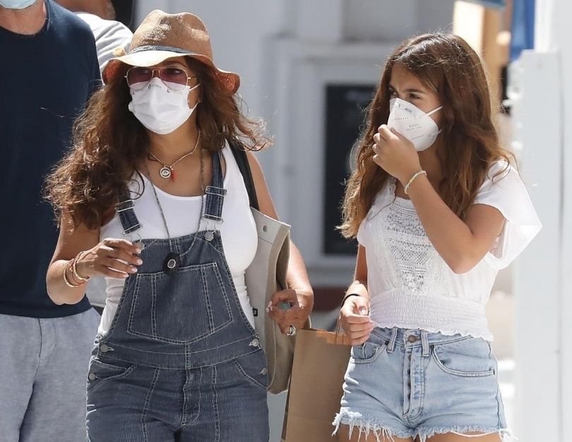 Salma Hayek z rodziną spaceruje po Mykonos